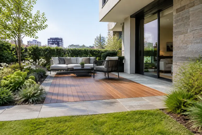 Terrasse de plain-pied aménagée au niveau du sol naturel dans un espace extérieur urbain