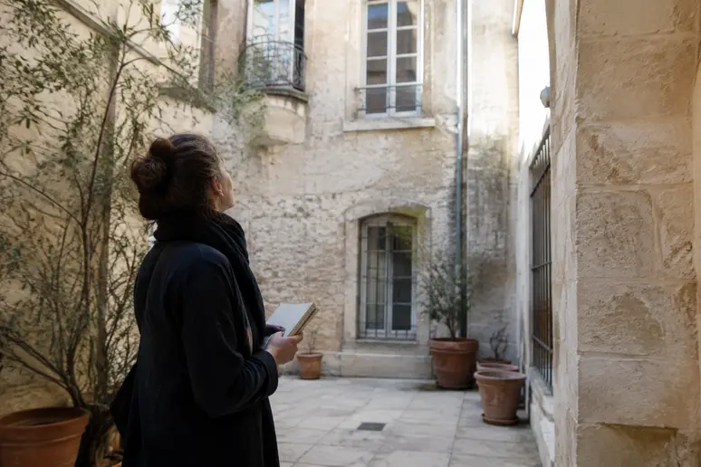 Observation de la lumière naturelle pour aménager une petite cour intérieure à Montpellier