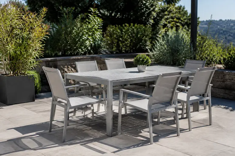 Mobilier de jardin en aluminium résistant au soleil installé en extérieur sans protection